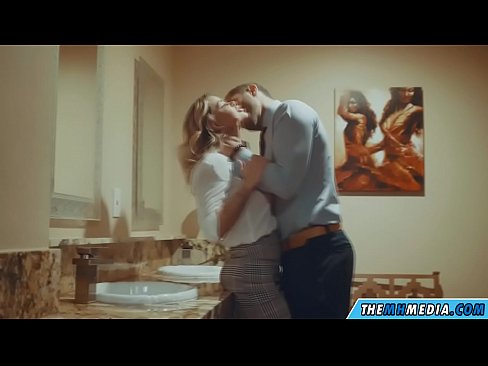 ❤️ Ke hoʻowalewale ʻia ʻoe e kahi blonde busty i kahi lumi hoʻomaha ākea ❤❌ Fucking video  ia makou ❌️❤